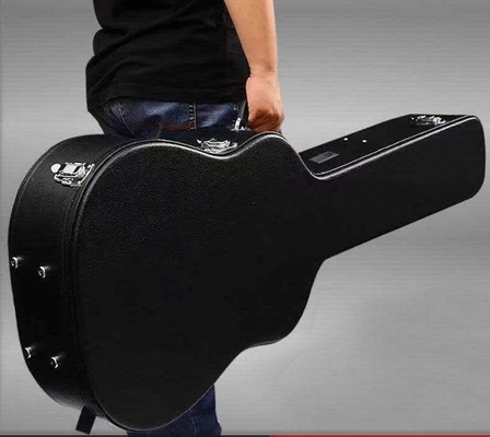 Caso clássico do voo da guitarra de Plywooden com o punho levando acolchoado